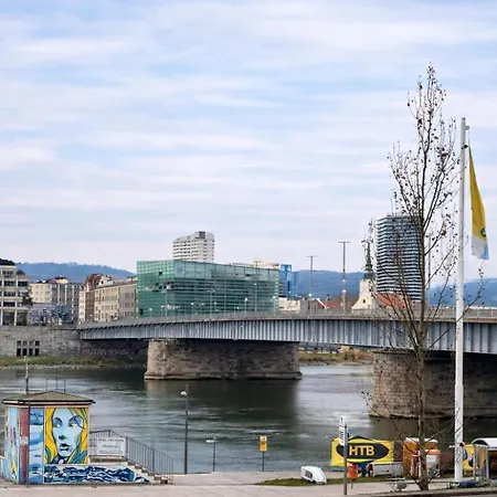 アパート Modern Danube - 3 Min To Hauptplatz - Netflix リンツ